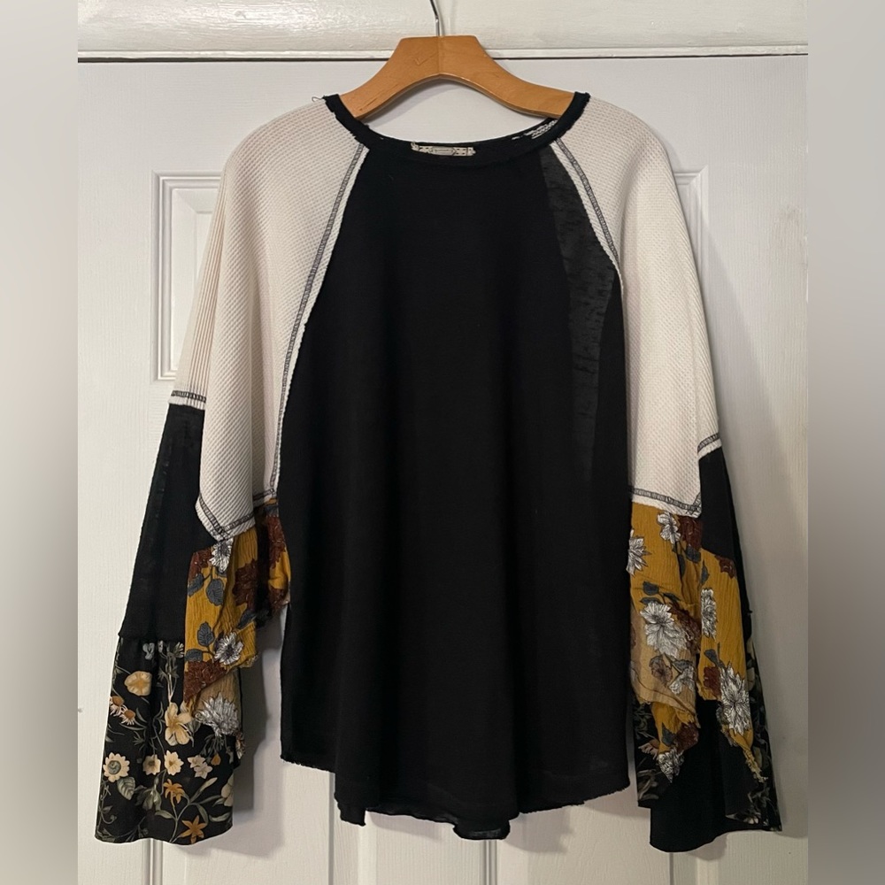 Gimmicks Black and Floral size L Top